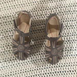 Women’s wedge sandals size 7 no brand on inside